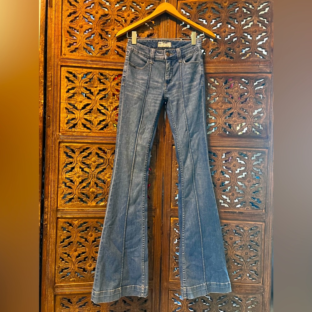 FREE PEOPLE JEANS  70s inspired flared light wash w.pocket detail SZ 25